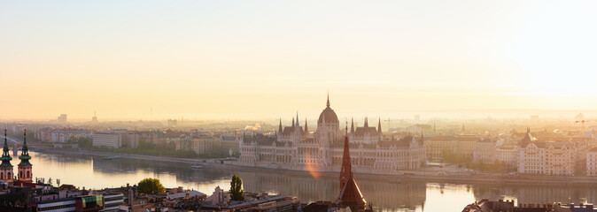 Naklejka premium Sunrise view of Budapest Parliament