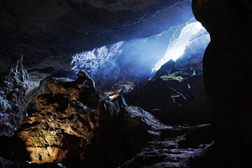 Sung Sot Cave or Surprise Cave in Ha Long Bay, Vietnam - ベトナム ハロン湾...