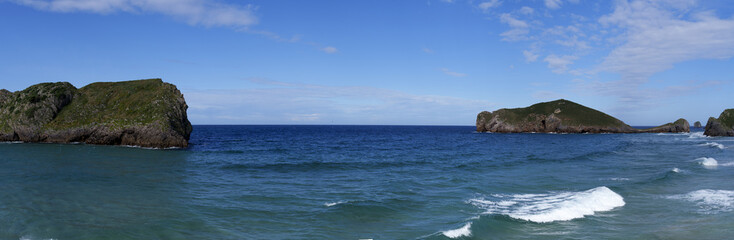 Fototapeta na wymiar The islands on the beach of San Martin, Asturias coast, Cantabrian Sea.