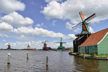 Fototapeta na wymiar dutch windmills village seen from water, netherlands 