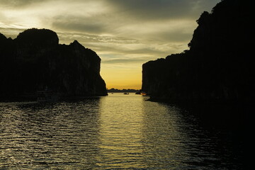 Sunset View of Ha Long Bay in Hanoi, Vietnam - ベトナム ハノイ ハロン湾 夕日