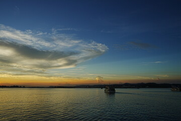 Fototapeta na wymiar Sunset View of Ha Long Bay in Hanoi, Vietnam - ベトナム ハノイ ハロン湾 夕日
