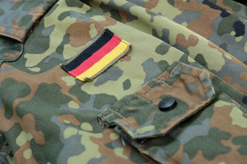 Uniform-Details Bundeswehr Flecktarn mit deutscher Nationalflagge schwarz-rot-gold