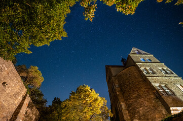 Schloss Seeburg vor wolkenlosem Sternenhimmel 