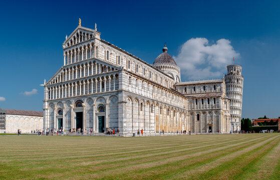 Campo dei Miracoli, Pisa, Toscana, Italia.: il Duomo e la famosa Torre del Campanile, meglio conosciuta come la "torre pendente"