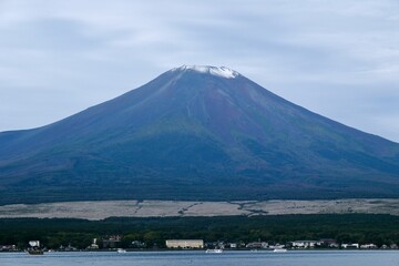 【山梨】山中湖長池親水公園から見る富士山（初冠雪）