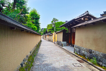 Fototapeta na wymiar 初夏の金沢市の長町武家屋敷跡、土壁のある武家屋敷が連なる景観 