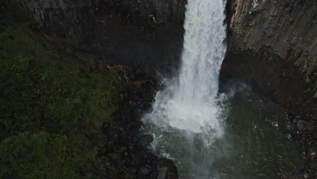 ドローン映像：日本の滝百選、苗名滝