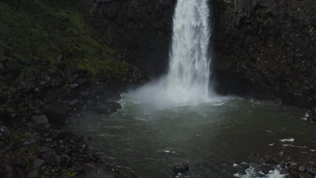 ドローン映像：日本の滝百選、苗名滝