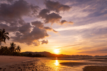 Obraz premium Nature seascape beautiful Light Sunset or sunrise over sea, Colorful scenery Sky,Amazing sky colorful light cloud background