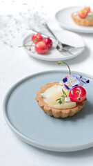 さくらんぼと桃のタルト