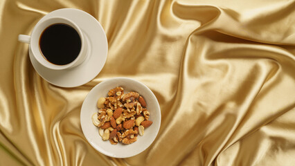 3種類のミックスナッツとコーヒー｜クルミ・アーモンド・カシューナッツ