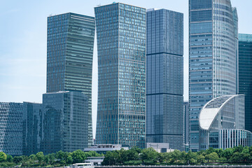 Obraz premium financial district buildings of shanghai in sunny day and the yacht docked at the dock