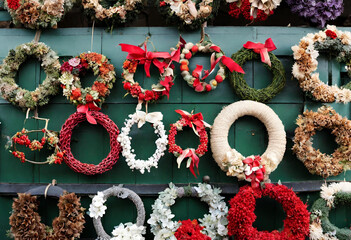 christmas wreath, christmas wreath on the wall, christmas wreath on the table
