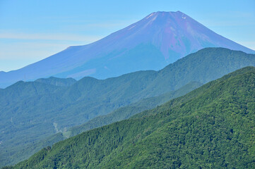 道志山塊の道志山稜縦走コース　赤鞍ヶ岳のウバガ岩より夏富士山を望む
