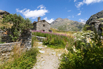 Le hameau de l’Ecot, à Bonneval sur Arc en Savoie dans les Alpes en France représente un trésor de l’authenticité montagnarde préservée, avec ses vieilles pierres et ses toits de lauzes.