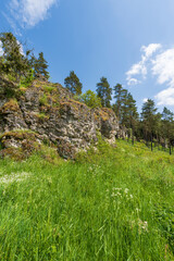 Die Felsformation Langerstein im Paradiestal,  Fränkische Schweiz, Gemeinde Stadelhofen, Landkreis Bamberg, Oberfranken, Bayern, Deutschland