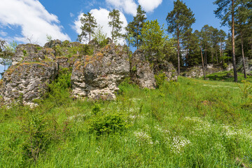 Die Felsformation Langerstein im Paradiestal,  Fränkische Schweiz, Gemeinde Stadelhofen, Landkreis Bamberg, Oberfranken, Bayern, Deutschland