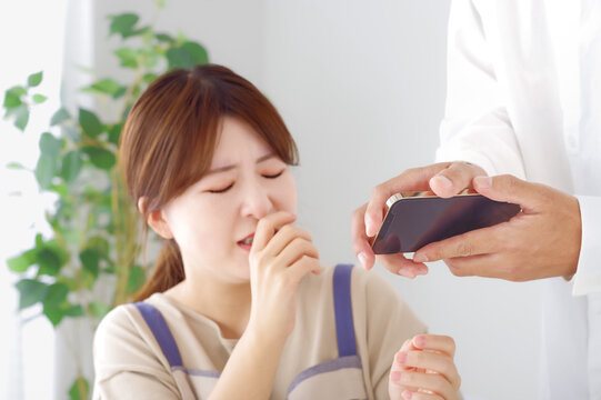 男性のスマホを見て複雑な表情をする女性