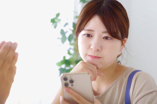 男性のスマホを見て複雑な表情をする女性