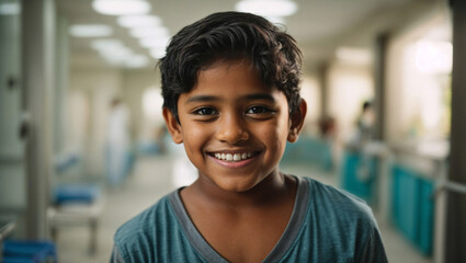 Bellissimo bambino sorridente di origini indiane in un ospedale nel reparto di pediatria - obrazy, fototapety, plakaty