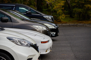 屋外の駐車場の車の様子