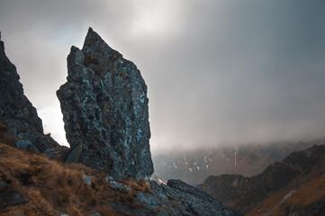 Samotna skała w Tatrach Wysokich
