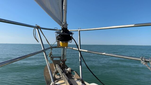 Navigation voilier vue de l'avant - Voile au centre