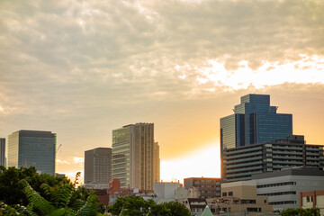 Fototapeta premium 夕暮れ時の高層ビル