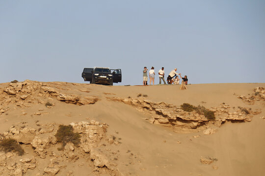 Jeep & Menschengruppe auf Sanddüne