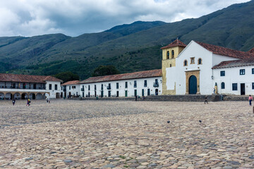 Fototapeta na wymiar Plaza Mayor de la ciudad colonial de Villa de Leyva, en el centro norte de Colombia, en Suramérica
