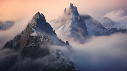 vue de sommet montagneux enneig&eacute;s recouvert par la brume &agrave; l'heure dor&eacute;e