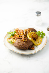 Roasted liver with apple and onion