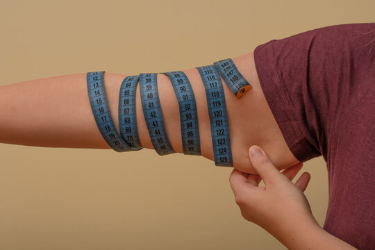 Obwisłe ramiona kobiety z bliska