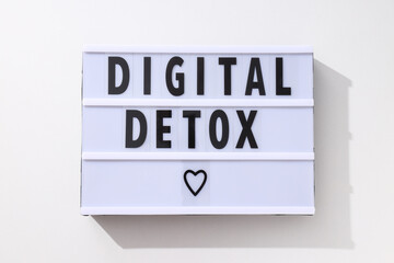 The inscription "digital detoxification" on a white board