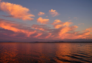 美しい秋の夕焼けに染まる琵琶湖