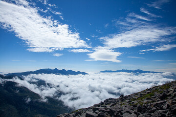 蓼科山から見る雲海と美しい雲と南アルプスと八ヶ岳