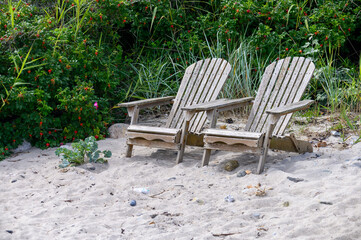 zwei alte Deckchair einladend am Strand mit Freiraum