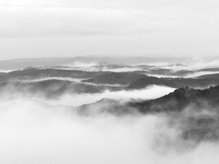 Paisaje montañoso entre nieblas en blanco y negro