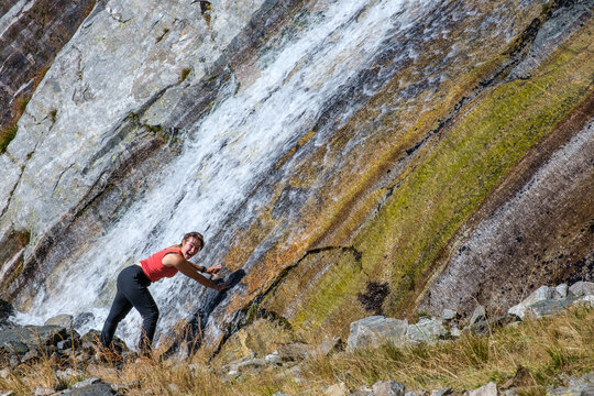Escursionista alla cascata dei Laghi del Paione, Val Bognanco, Verbano-Cusio-Ossola