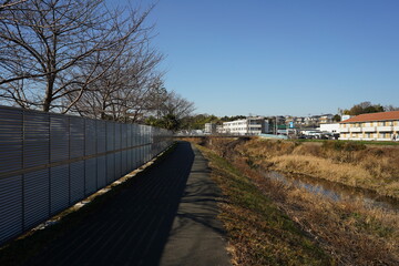 恩田川、川、川辺、水、空、道、土手、神奈川県、日本、風景、看板、草、