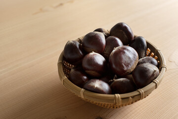 栗のクローズアップ(木材の背景)