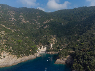 veduta aerea di san fruttuoso di camogli