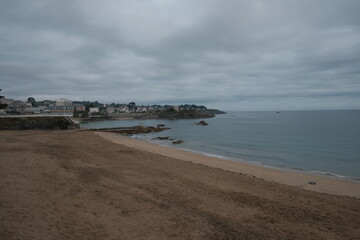 Promenade matinale à Saint-Quay-Portrieux en Bretagne - France