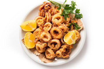 Piatto di calamari fritti e limone, cibo mediterraneo, cucina italiana 