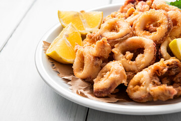 Piatto di calamari fritti e limone, cibo mediterraneo, cucina italiana 