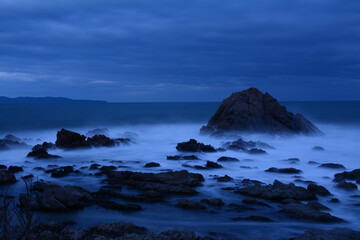 岩のある海の幻想的な夜の風景