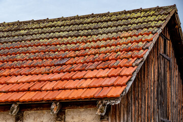 Feuchtes altes Ziegeldach