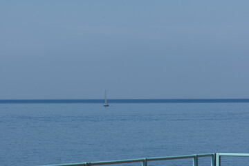 Barche a vela all'orizzonte sul Mar Ligure a Genova Nervi, Liguria, Italia.