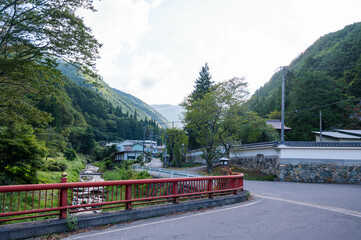 霊泉寺橋から温泉街の風景